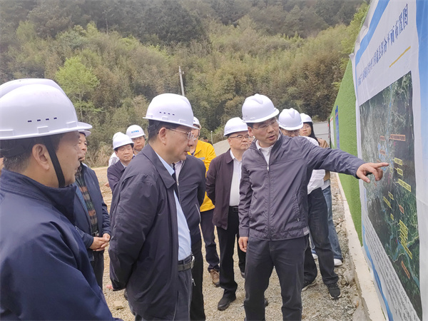 4月1日，安徽省人大常委會副主任魏曉明查調(diào)研防洪項(xiàng)目進(jìn)展情況，縣政府縣長王奇勇等相關(guān)部門負(fù)責(zé)人陪同調(diào)研。.jpg