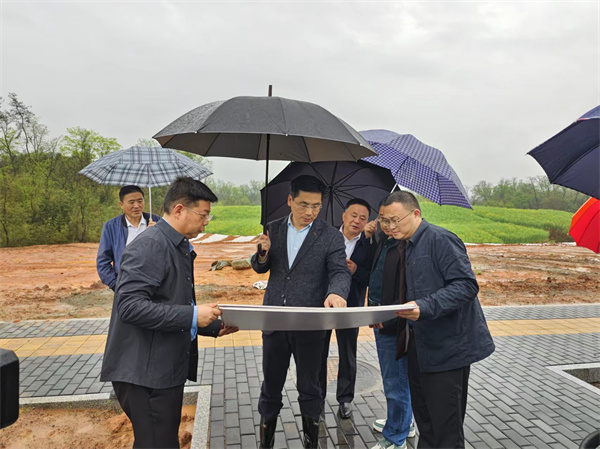 4月2日，洪董，潘總陪同王奇勇縣長一行調(diào)研重點項目1.jpg