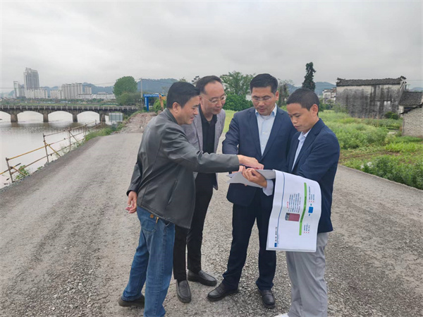 4月22日，王縣帶隊(duì)調(diào)研豐樂河右岸濱江路要素保障事宜1。.jpg