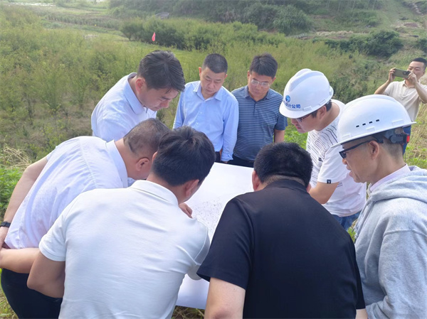 5月15日，張總會(huì)程縣長、國土、水利、桂林鎮(zhèn)、徽城鎮(zhèn)主要領(lǐng)導(dǎo)現(xiàn)場(chǎng)查看防洪項(xiàng)目征地重影事宜.jpg