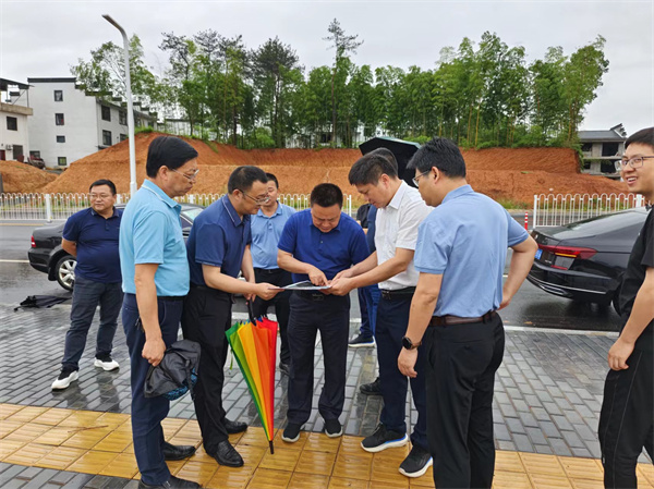 5月30日，洪董，余總陪同詹凱縣長(zhǎng)一行調(diào)研富豐新城路網(wǎng)工程項(xiàng)目.jpg