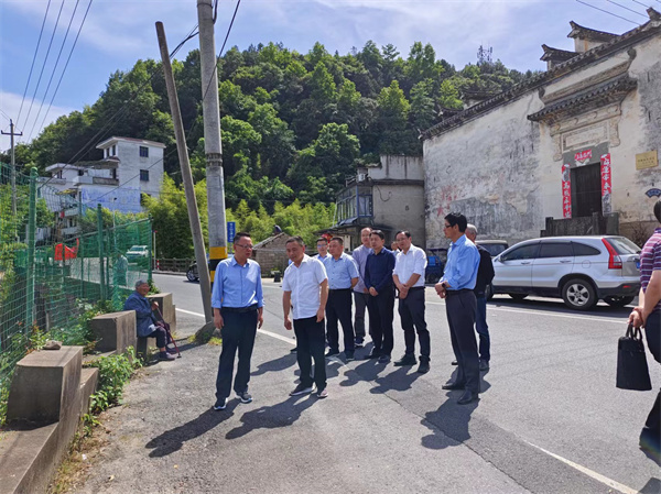 5月16日，洪董陪同汪凱書記一行調(diào)研水源地保護(hù)區(qū)。.jpg