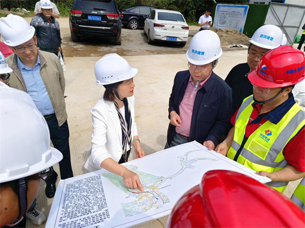 5月9日，江卓琪付市長調(diào)研新安江防洪治理工程，張總陪同。.jpg