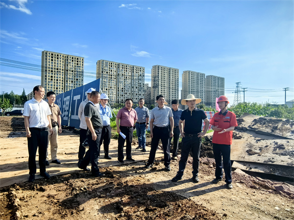 6月12日，洪董陪同王縣長調(diào)研新安江防洪治理工程。.jpg