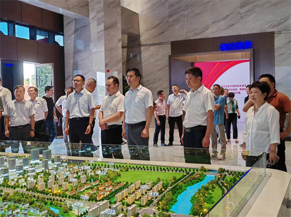 7月18日上午，歙縣人工智能創(chuàng)客中心正式投入使用并舉行揭牌儀式，縣委常委、常務(wù)副縣長詹凱主持儀式，縣委副書記、縣長王奇勇和徽投集團(tuán)黨委書記、董事長洪筱明共同為歙縣人工智能創(chuàng)客中心揭牌。縣委常委、縣經(jīng)開區(qū)管委會(huì)主任王坤，副縣長程衍生，縣政協(xié)副主席、財(cái)政局局長曹胡翠，縣直有關(guān)部門、縣各金融機(jī)構(gòu)主要負(fù)責(zé)同志，共同見證揭牌儀式，并觀摩富豐新城片區(qū)投資規(guī)劃沙盤、集團(tuán)企業(yè)館2。.jpg