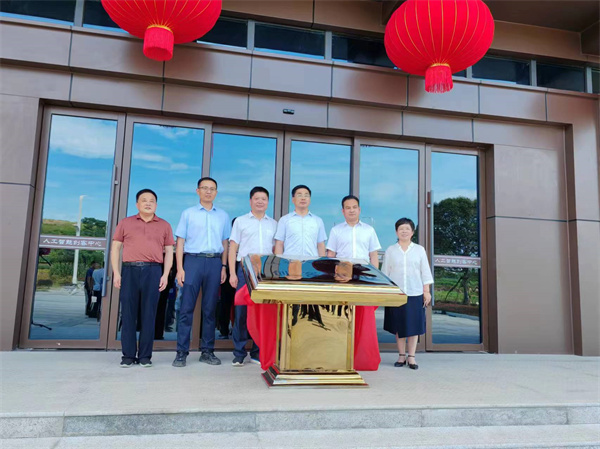 7月18日上午，歙縣人工智能創(chuàng)客中心正式投入使用并舉行揭牌儀式，縣委常委、常務(wù)副縣長詹凱主持儀式，縣委副書記、縣長王奇勇和徽投集團(tuán)黨委書記、董事長洪筱明共同為歙縣人工智能創(chuàng)客中心揭牌。縣委常委、縣經(jīng)開區(qū)管委會(huì)主任王坤，副縣長程衍生，縣政協(xié)副主席、財(cái)政局局長曹胡翠，縣直有關(guān)部門、縣各金融機(jī)構(gòu)主要負(fù)責(zé)同志，共同見證揭牌儀式，并觀摩富豐新城片區(qū)投資規(guī)劃沙盤、集團(tuán)企業(yè)館1。.jpg