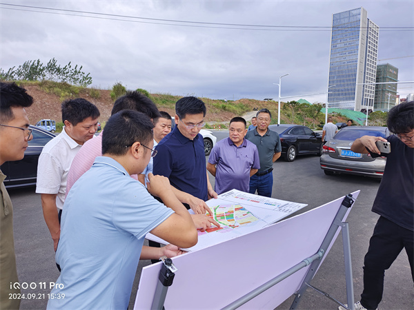 9月21日，洪董，張總陪同王奇勇縣長一行調(diào)研富豐新城片區(qū)開發(fā)推進情況。.jpg