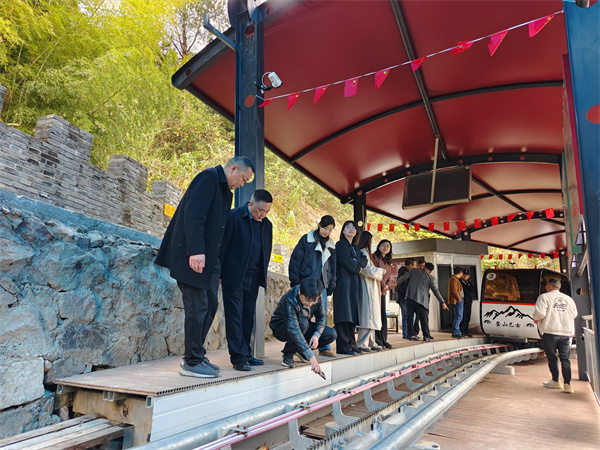 12月9日，縣人大鄭向陽主任，洪董率隊赴象山考察軌道爬山車項目.jpg