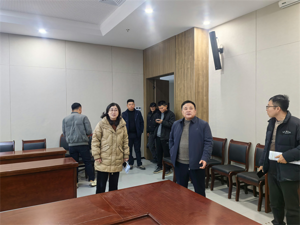 12月24日，洪董會(huì)同人大鄭主任檢查行知研學(xué)基地會(huì)務(wù)場(chǎng)地布置工作。.jpg