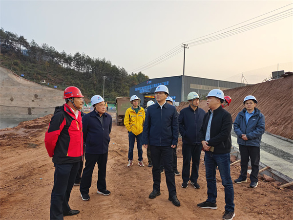 12月4日，洪董陪同王奇勇縣長一行調(diào)研防洪工程項(xiàng)目.jpg
