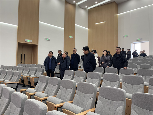 1月4日，洪董陪同吳志平書記檢查行知研學(xué)基地會務(wù)準備情況。.jpg