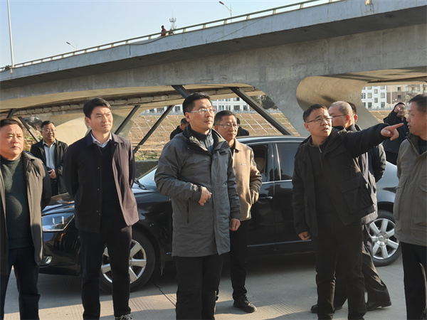1月19日下午，縣政府縣長實地調(diào)研新安江流域防洪治理工程項目進(jìn)展情況，副縣長程偉，縣政府辦、縣水利局、縣應(yīng)急局、縣住建局、縣城管局、徽投集團(tuán)、徽城鎮(zhèn)、桂林鎮(zhèn)有關(guān)負(fù)責(zé)同志隨同參加。.jpg
