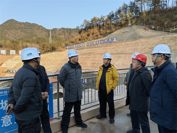 1月19日下午，縣政府縣長實地調(diào)研新安江流域防洪治理工程項目進(jìn)展情況，副縣長程偉，縣政府辦、縣水利局、縣應(yīng)急局、縣住建局、縣城管局、徽投集團(tuán)、徽城鎮(zhèn)、桂林鎮(zhèn)有關(guān)負(fù)責(zé)同志隨同參加1。.jpg
