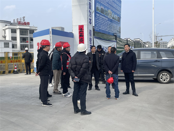 2月5日，縣長王奇勇帶隊(duì)調(diào)研新徽商創(chuàng)業(yè)基地一期一標(biāo)段項(xiàng)目春節(jié)后復(fù)工復(fù)產(chǎn)工作，黃山徽投集團(tuán)總經(jīng)理潘楷金陪同調(diào)研。.jpg