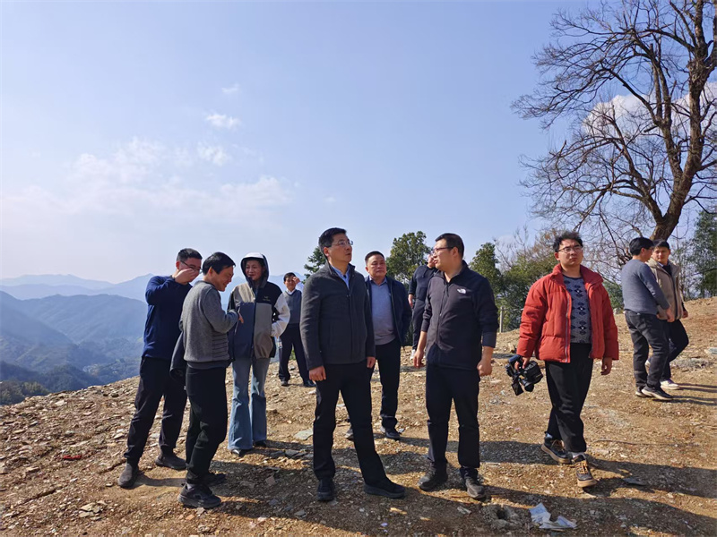 3月18日，縣長(zhǎng)王奇勇帶隊(duì)調(diào)研石潭景區(qū)項(xiàng)目，黃山徽投集團(tuán)黨委書記、董事長(zhǎng)洪筱明陪同調(diào)研。.jpg