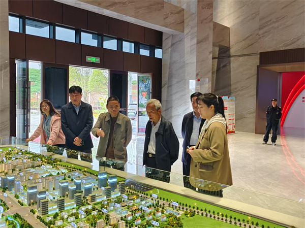 4月17日，潘總陪同市人大常委會原副主任鮑小如一行調(diào)研富豐新城項目.jpg