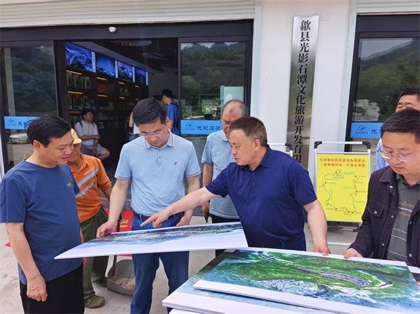 5月4日，洪董陪同王奇勇縣長一行調(diào)研石潭景區(qū)項(xiàng)目.jpg