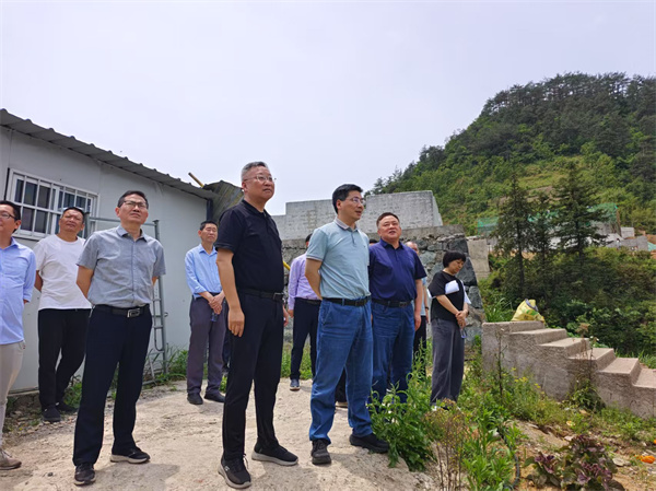 5月4日，洪董陪同王奇勇縣長一行調(diào)研湖田山景區(qū)項(xiàng)目.jpg
