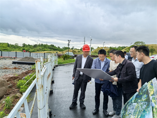 5月9日，常務(wù)副縣長戴維調(diào)研富豐新城片區(qū)項(xiàng)目，潘總、余總陪同1.jpg
