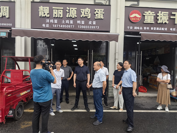 6月19日，王奇勇縣長帶隊文明辦，市監(jiān)局，城管局調(diào)研城西鄰里中心，潘總，汪總現(xiàn)場陪同1.jpg