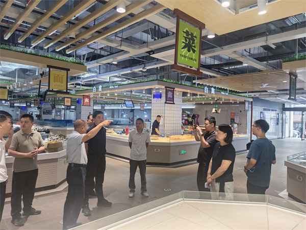 6月19日，王奇勇縣長帶隊文明辦，市監(jiān)局，城管局調(diào)研城西鄰里中心，潘總，汪總現(xiàn)場陪同.jpg