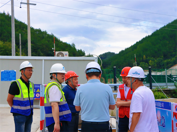 7月28日，洪董帶隊赴新安江防洪工程、新徽商創(chuàng)業(yè)基地開展“高溫送清涼”活動并進行安全生產(chǎn)專項檢查1。.jpg