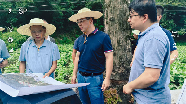 7月17日，王奇勇縣長赴新安江航道綜合整治提升工程沿線調(diào)研項目用地，集團潘總陪同調(diào)研.jpg