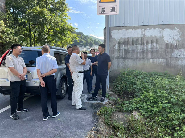 8月6日，程偉副縣長帶隊現(xiàn)場調研防洪項目鮑川安置區(qū)事宜。.jpg