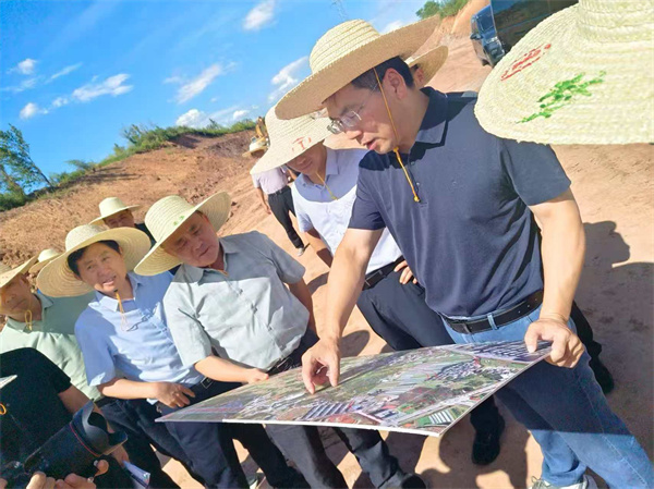 8月14日，洪董、余總陪同王奇勇縣長帶隊調(diào)研富豐新城黎七路、賓虹大道、富資路、消防站、兩館等項目2。.jpg