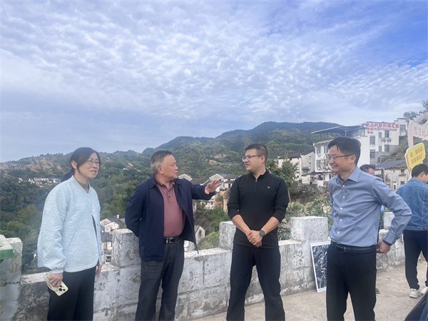 10月29日，縣人大鄭向陽副主任調(diào)研石潭景區(qū)建設(shè)，洪董、吳書記陪同調(diào)研1。.jpg
