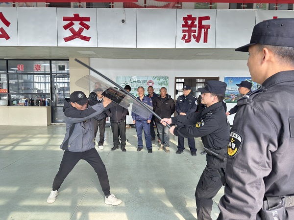 25.12.3警企聯(lián)動(dòng)開展公交防恐演練3.jpg