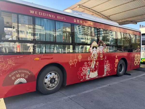 25.12.15公交車變身婚車1.jpg