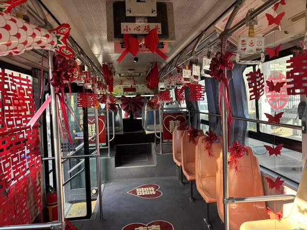 25.12.15公交車變身婚車.jpg