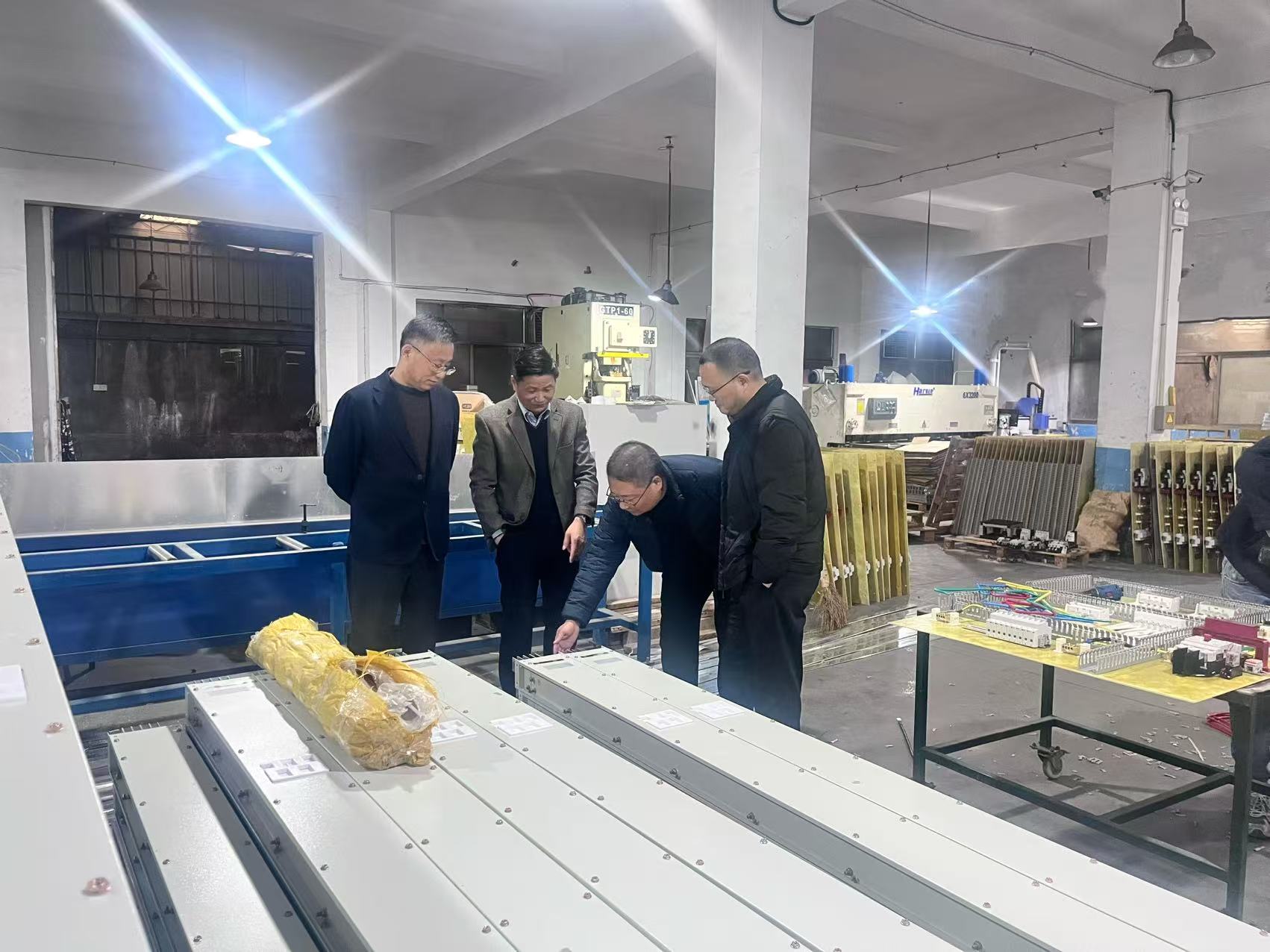 12月13日，集團(tuán)鮑董一行考察豐潤(rùn)協(xié)成電氣生產(chǎn)線。.jpg