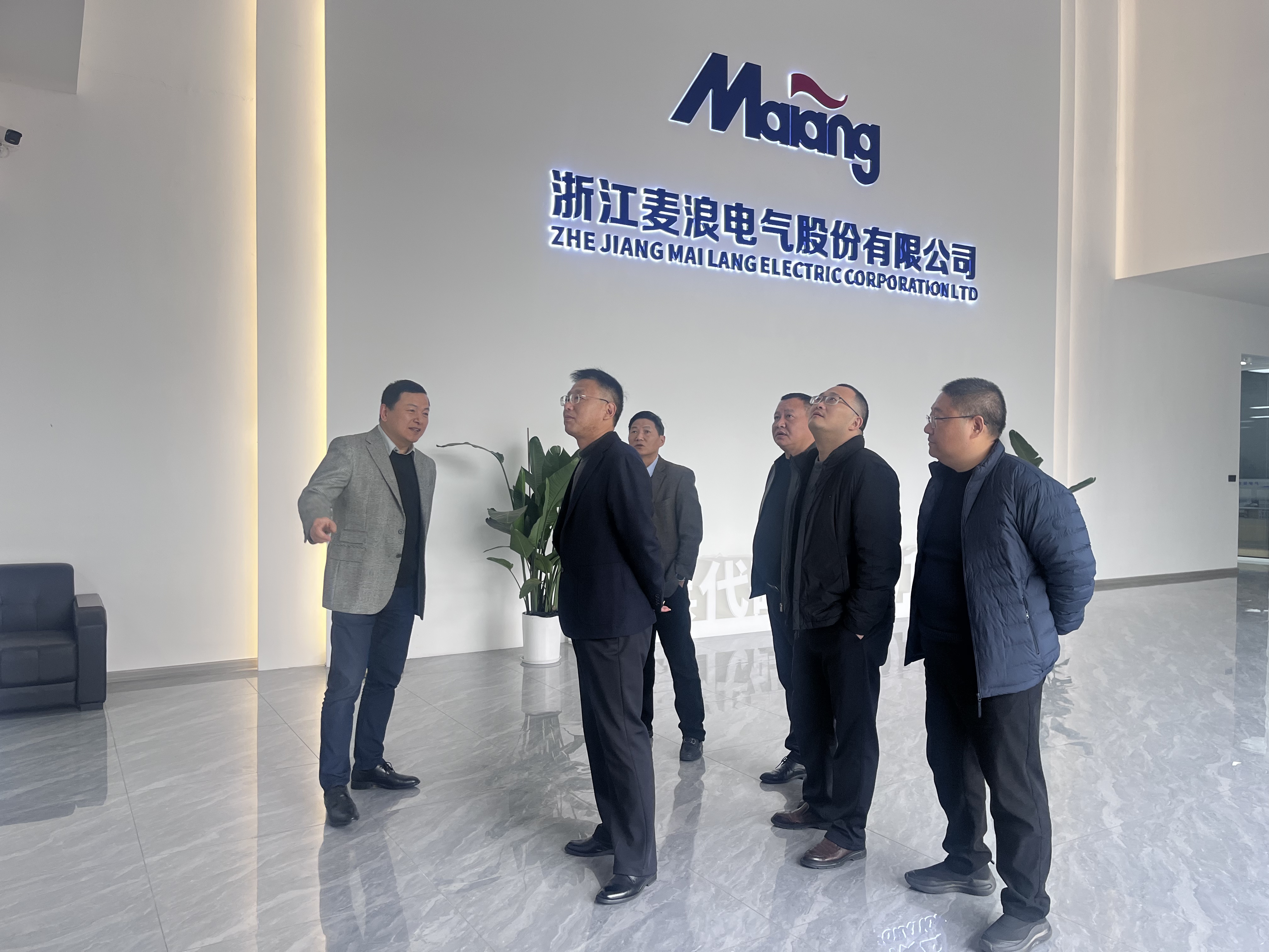 12月13日，集團(tuán)鮑董帶隊(duì)考察調(diào)研浙江麥浪電氣股份，并與麥浪董事長(zhǎng)厲宏圖、寧波市徽州商會(huì)會(huì)長(zhǎng)畢永輝及原會(huì)長(zhǎng)方立年圍繞產(chǎn)業(yè)合作進(jìn)行座談交流。.jpg