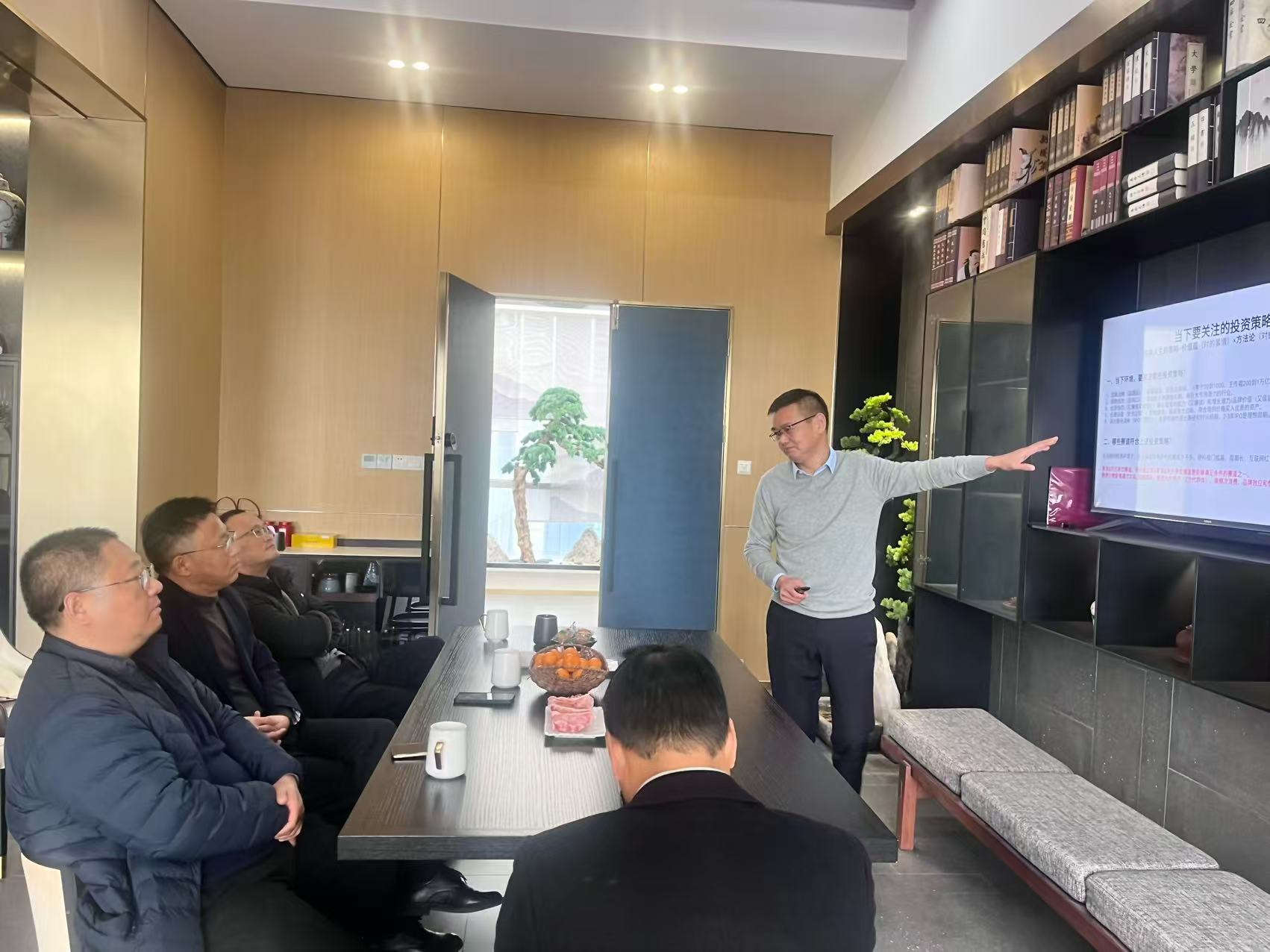 12月12日，集團(tuán)鮑董帶隊(duì)赴寧波拜訪(fǎng)銘灝發(fā)展資本。.jpg