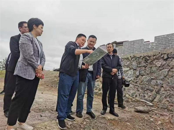 5月10日，副縣長(zhǎng)徐涌泗一行調(diào)研湖田山項(xiàng)目，黃山徽投集團(tuán)黨委書記、董事長(zhǎng)洪筱明，湖田山執(zhí)行董事邢輝姣陪同2.jpg