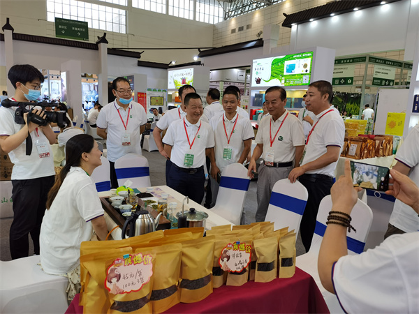 7月23日，2022年“濟(jì)南泉?歙縣茶”山東推介暨萬(wàn)人品鑒會(huì)活動(dòng)，參與人員：潘楷金、方  亮、程思肯、黃仙紅、錢助君、汪俊康.jpg