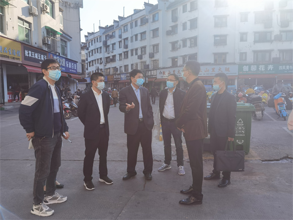 11月10日，常務(wù)副縣長詹凱一行調(diào)研歙州中心市場，黃山徽投集團(tuán)常務(wù)副總經(jīng)理方亮陪同。.jpg