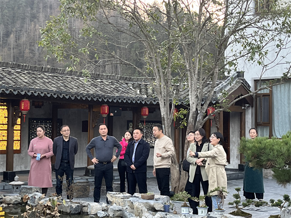 11月26日，縣人大鄭向陽主任帶隊(duì)考察黟縣泊心云宿建成運(yùn)營情況，洪董，方總，葉總陪同調(diào)研。.jpg