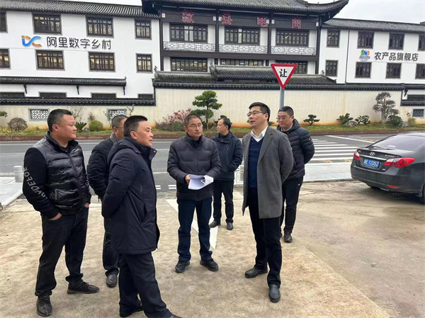 12月4日，王奇勇縣長調(diào)研四連車隊、鹽業(yè)公司地塊。.jpg