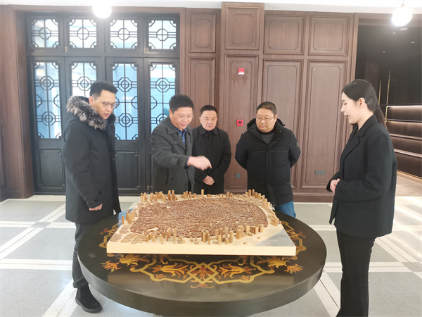 2月2日，縣委常委、副縣長詹凱赴上海開展“雙招雙引”工作，考察調(diào)研露香園城市更新項(xiàng)目，并與上海城投控股對接洽談，誠邀上海城投到歙縣考察投資，參與富豐新城建設(shè)。1.jpg