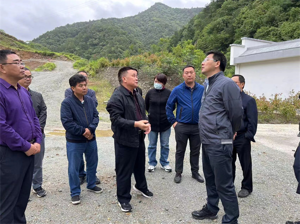 5月22日，王奇勇縣長一行前往610礦調(diào).jpg