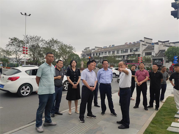 6月5日，洪董陪同汪凱書記一行調(diào)研古城公園提升改造項(xiàng)目.jpg