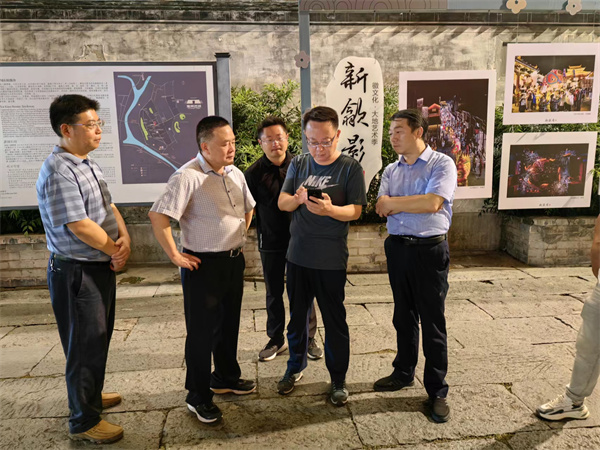 9月11日，汪凱書記夜間調(diào)研古城三期項(xiàng)目，對(duì)部分節(jié)點(diǎn)提升進(jìn)行指導(dǎo)，黃山徽投集團(tuán)黨委書記、董事長(zhǎng)洪筱明，副總經(jīng)理張高峰陪同調(diào)研。.jpg