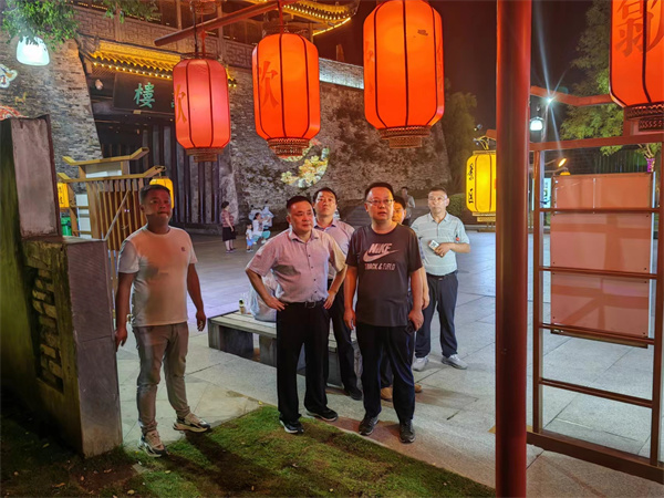 9月11日，汪凱書記夜間調(diào)研古城三期項(xiàng)目，對(duì)部分節(jié)點(diǎn)提升進(jìn)行指導(dǎo)，洪董，張總陪同調(diào)研。.jpg