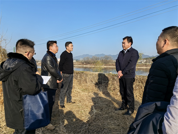 1月17日，縣委副書記吳志平調(diào)研安徽新安江流域防洪治理工程歙縣段工作開展情況，張總陪同。.jpg