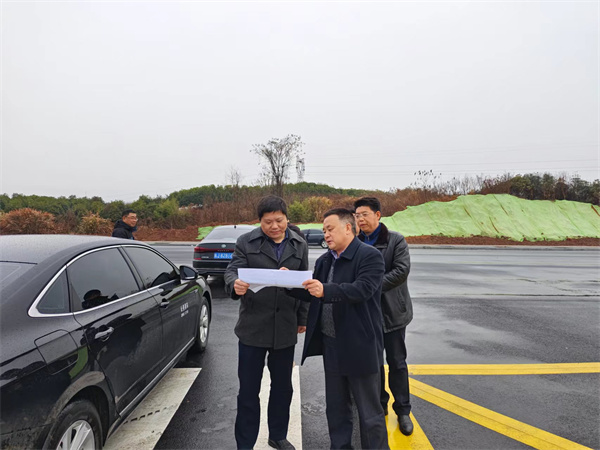 1月18日，洪董，張總陪同詹凱縣長督導富新路工程項目.jpg