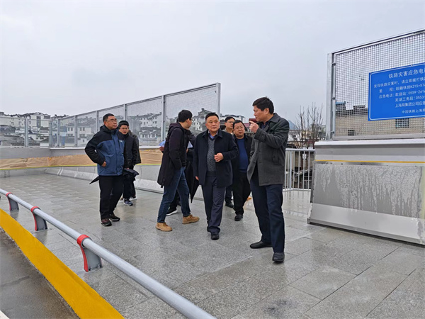 1月18日，洪董，張總陪同詹凱縣長督導新安路跨鐵路工程項目.jpg