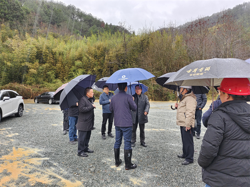 2月21日，汪凱書記一行調(diào)研防洪項(xiàng)目開工儀式現(xiàn)場，洪董、張總陪同調(diào)研.jpg